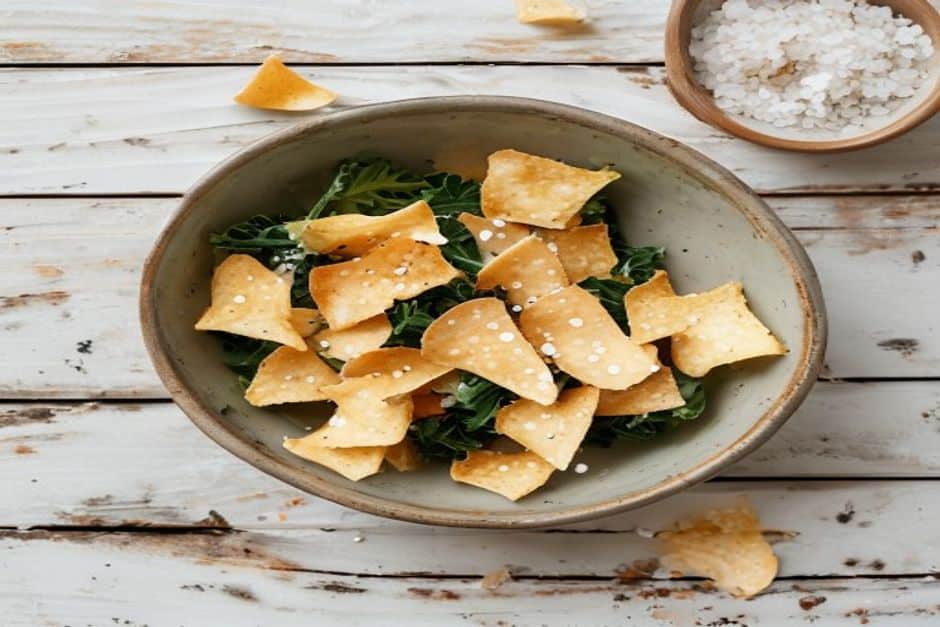 Kale chips with sea salt: a proper snack worth making